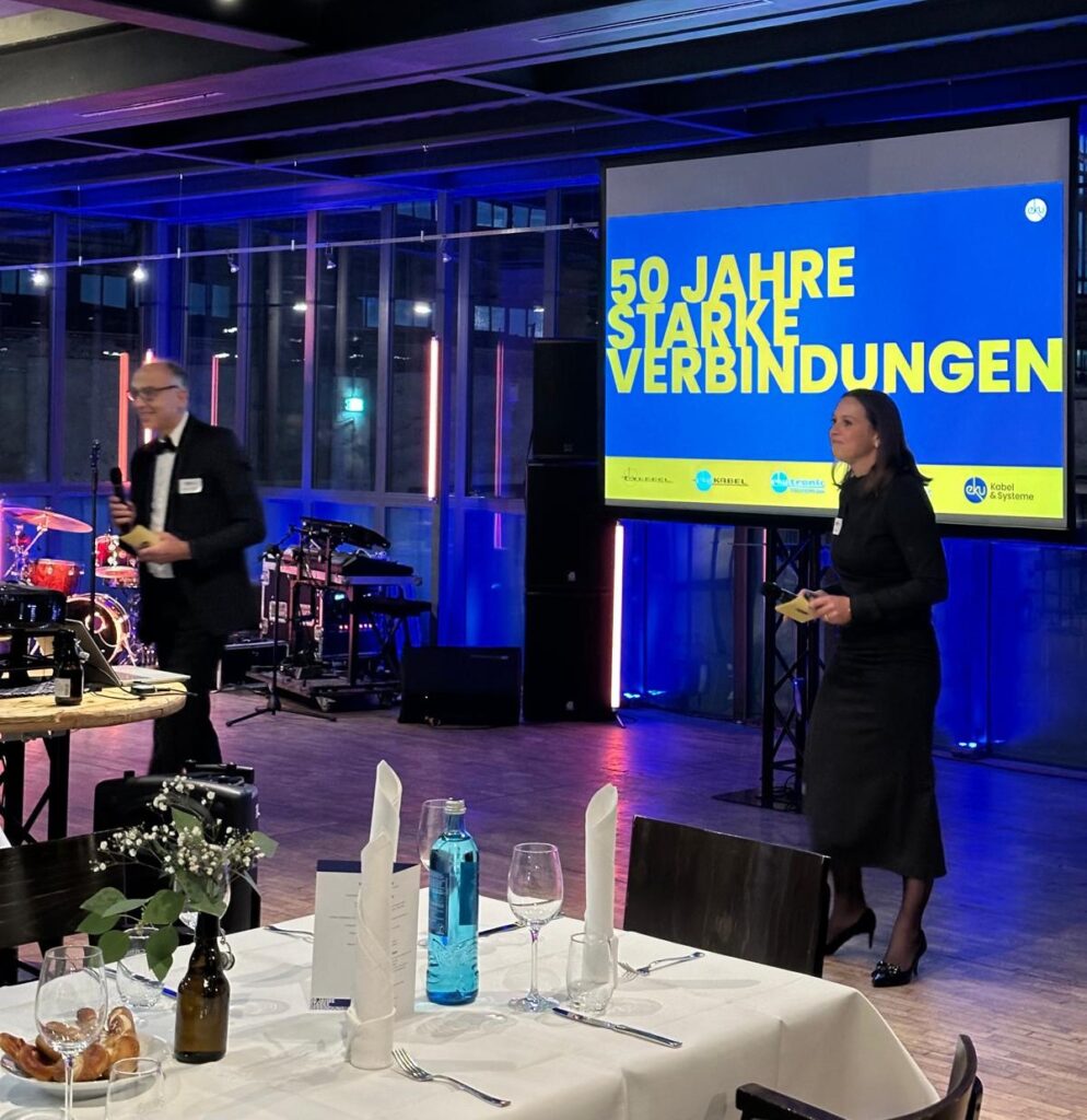 Geschäftsführer Stefan Schreiber und Luisa Hackert bei der 50 Jahre Jubiläumsfeier während der Rede