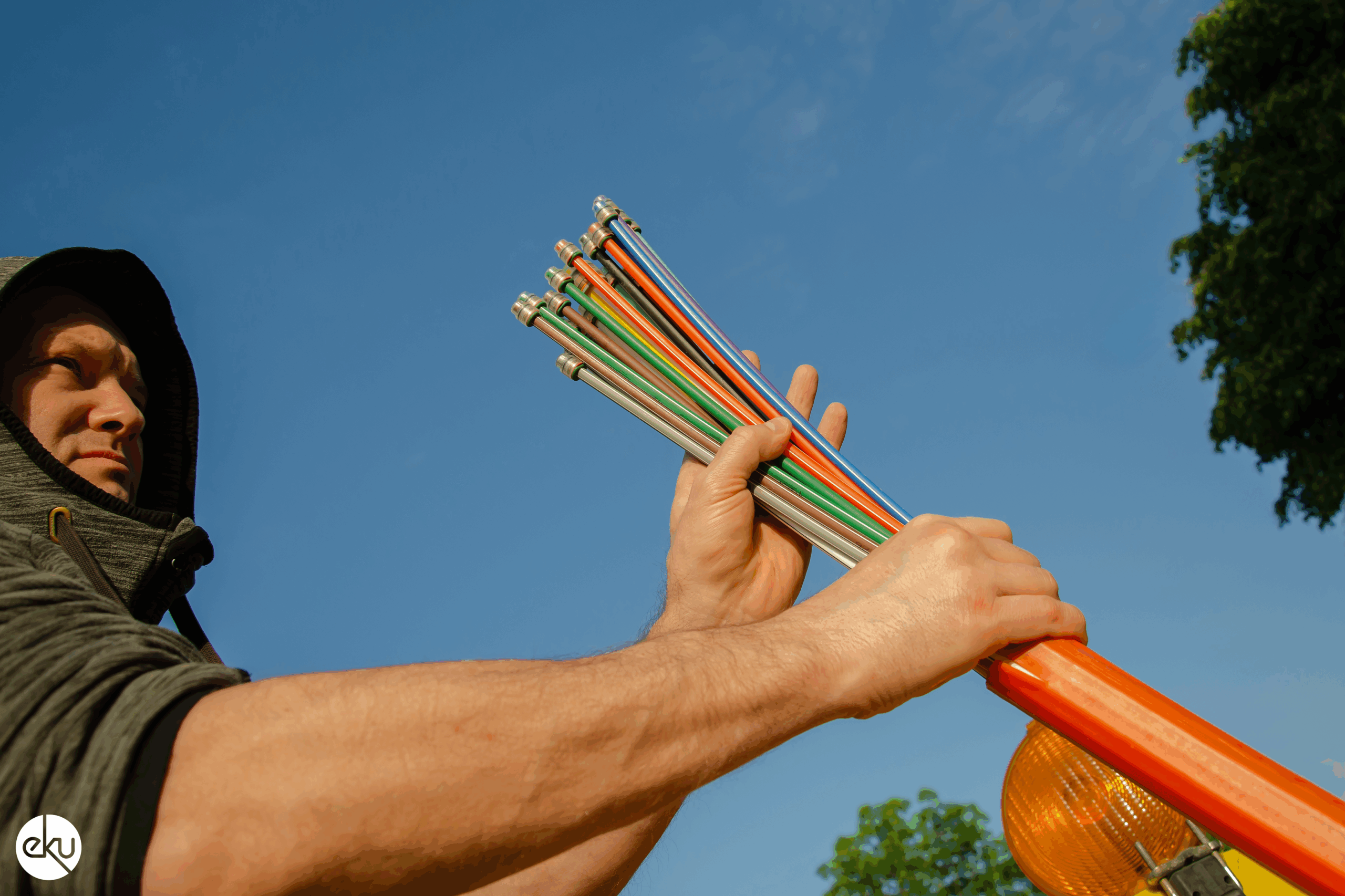 Glasfaserkabel in Kabelmantel gehalten von einem Installateur
