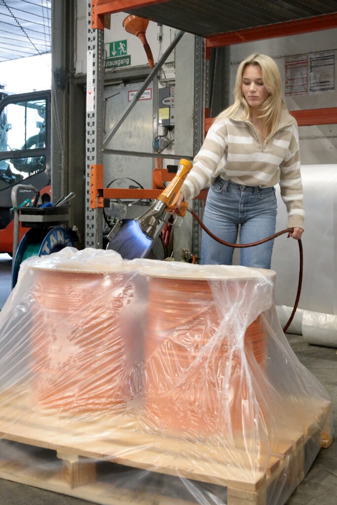 Vivien Vanek von eku Kabel & Systeme mit der Schrumpfpistole