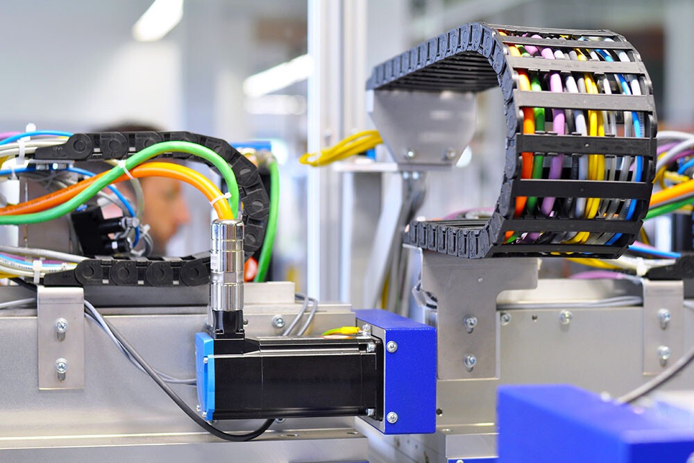 Steuerleitungen in verschiedenen Farben an Industrieanlage.