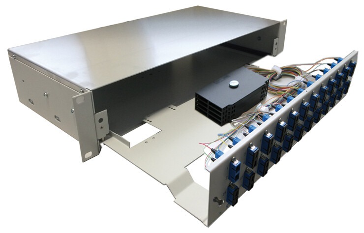 Seitenansicht der ausgezogenen und geoeffneten zwei Hoeheneinheiten M-easy Spleissbox für den Einbau in 19 Zoll Schraenken, mit Einschub für 24 oder 48 Kupplungen.