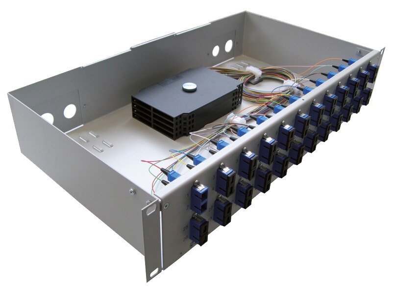 Seitenansicht der geoeffneten zwei Hoeheneinheiten M-fix Spleissbox für den Einbau in 19 Zoll Schraenken, mit Einschub für 24 oder 48 Kupplungen.