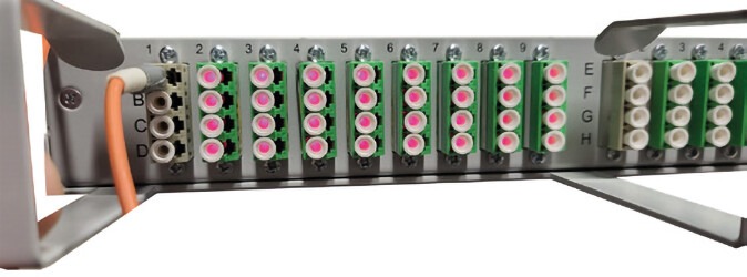Frontsicht der ein Höheneinheit 19 Zoll Splitterbox mit Kabelführung.