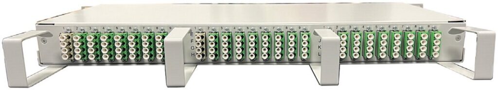 Front- und Draufsicht der ein Höheneinheit 19 Zoll Splitterbox mit 27 LC-Quad Kupplungen und Kabelführung.