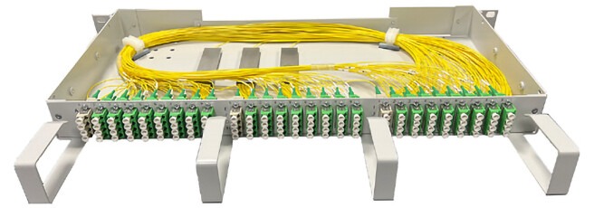 Front- und Draufsicht der geöffneten ein Höheneinheit 19 Zoll Splitterbox mit 27 LC-Quad Kupplungen, gelben Glasfaserkabeln und Kabelführung.