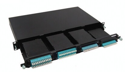 Verteilergehäuse MTP MPO M-easy in schwarz mit Plug&Play Frontplatte und blauen Kupplungen.
