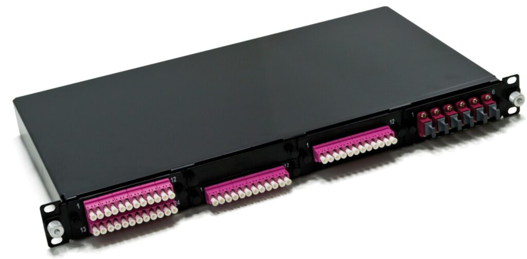 Verteilergehäuse MTP MPO M-easy in schwarz mit Plug&Play Frontplatte und lila Kupplungen.