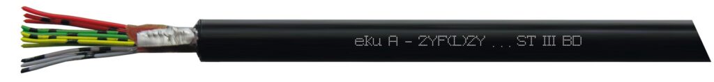 Außenkabel A-2YF(L)2Y mit schwarzem Außenmantel und farbigen Adern. Ummantellung zum Teil entfernt um Kabelaufbau sichtbar zu machen.