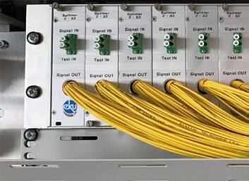 Frontansicht des bestückten Baugruppenträger-Basisgehäuses mit Splitter-Einschubmodulen in Nahansicht.