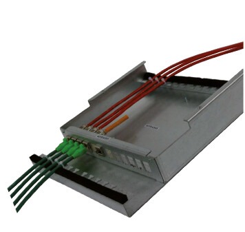 Seitenansicht des zum Teil bestückten 12 Port Consolidation Point Gehäuses ohne Deckel und Staubschutzklappe.