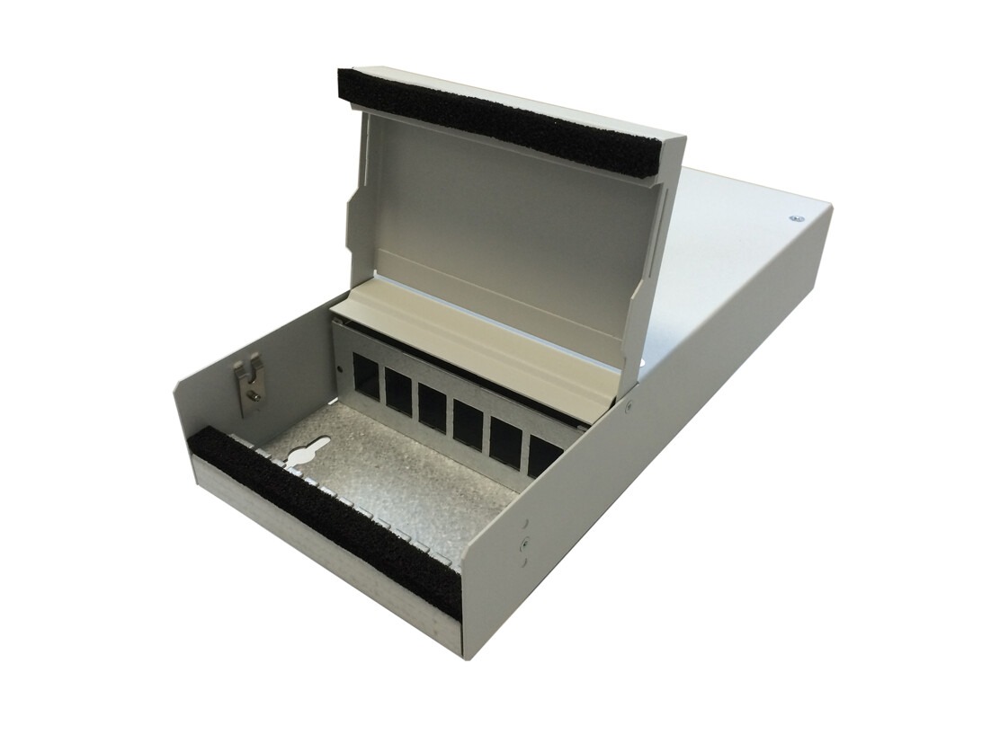 Front- und Seitenansicht des 6 Port Consolidation Point Gehäuses mit geöffnetem Deckel und Staubschutzklappe.