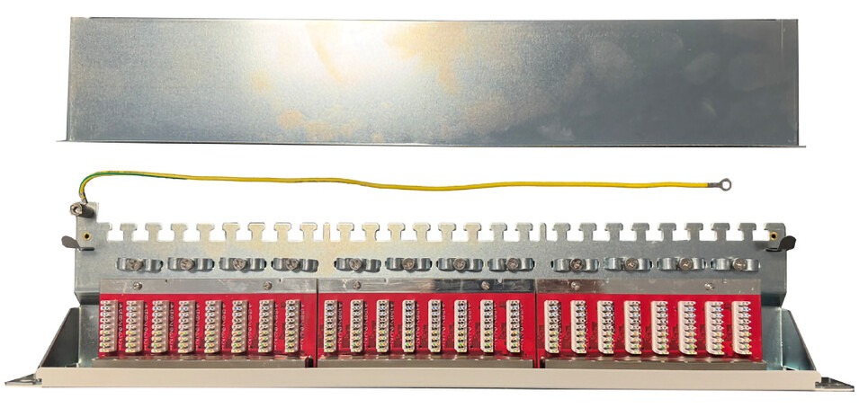 EasyLink 10-GbE Patchpanel aus Stahlblech mit Sicht auf die Aderaufnahmen, Zugentlastung und Kabelabfangung.