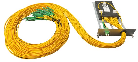 Draufsicht des ausgebautes Splitter-Einschubmodules mit Teilungsverhältnis von bis zu 1:32, gelbe Fasern, grüne Kupplungen.
