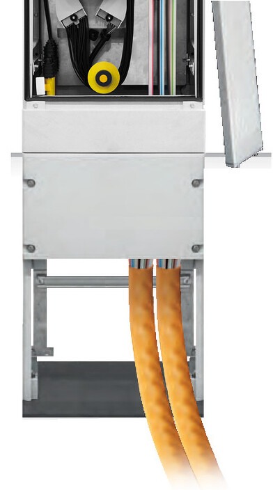 Mikrorohrzuführung des LWL-Kabelverzweiger NVt-348 in achatgrau aus glasfaserverstärktem Polycarbonat mit geöffnetem und bestücktem Gehäuse auf Sockel.
