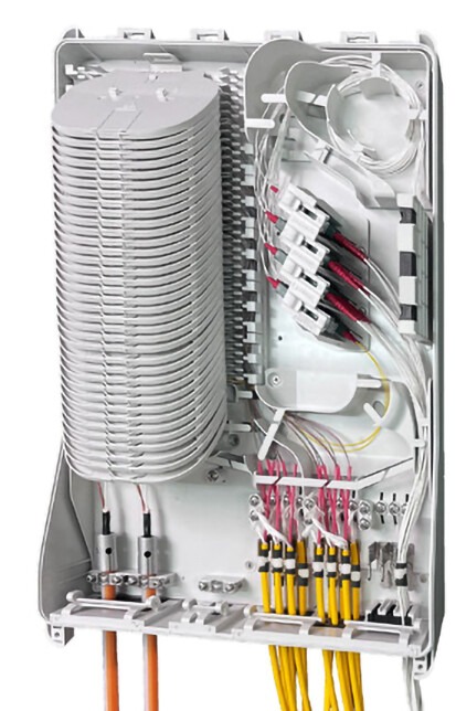 Glasfaser Abschlusspunkt der Serie D-Box mit geöffnetem, unbestücktem Gehäuse in grau. Enthält Spleißkassetten und Zubehör.