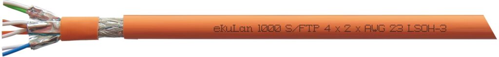 Datenkabel ekuLan1000 LS0H-3 mit orangenem Außenmantel und farbigen Adern. Ummantelung zum Teil entfernt damit Schirmgeflecht sichtbar wird.