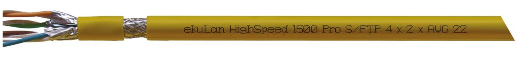 Datenkabel ekuLanHighSpeed1500Pro mit gelbem Außenmantel und farbigen Adern. Ummantelung zum Teil entfernt damit Schirmfolie und -geflecht sichtbar werden.