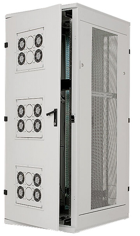 ekuServer Datenschrank Schrägansicht vorn, mit geöffneter aktiv belüfteter Fronttür, abnehmbarer belüfteter Seitenwand und belüftetem Deckel, sowie vertikalen Montageschienen.